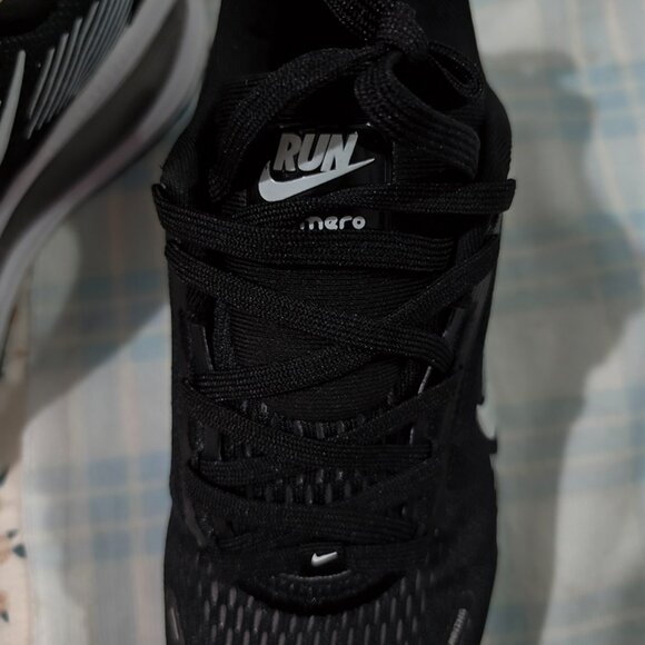 Nike Air Zoom Vomero 18 Road Running Shoes - Picture 3 of 8